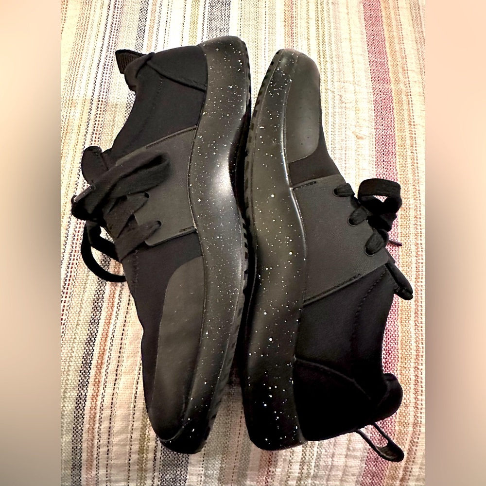Sleek Black Sneakers with Chunky Sole and Modern Design